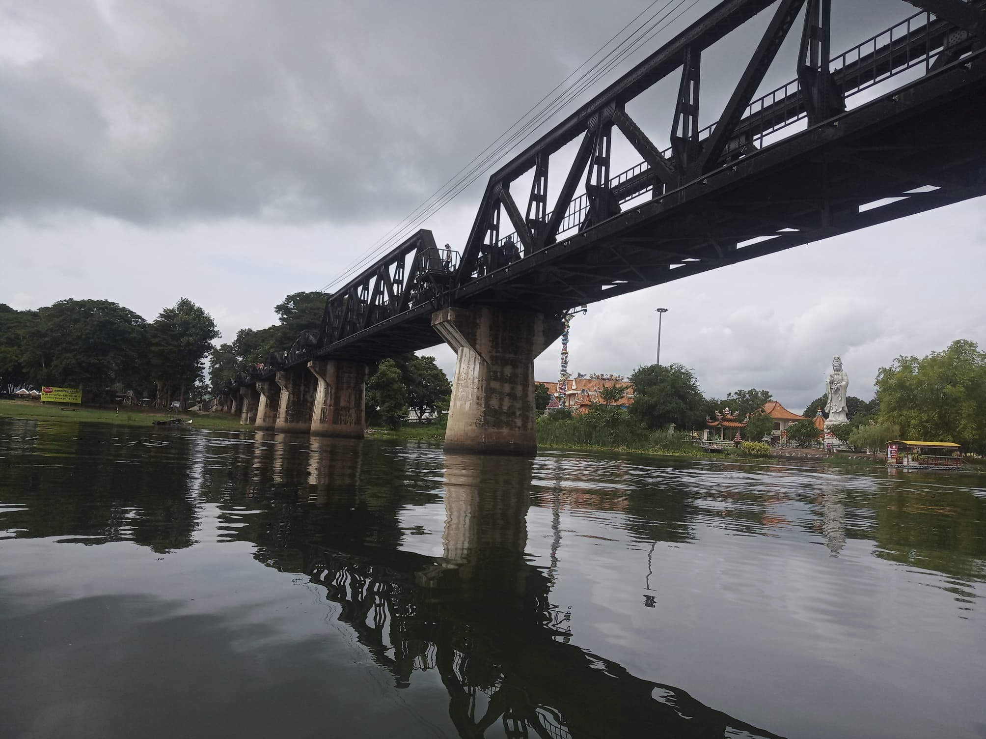 美しい花に囲まれ兵士達が眠る「連合軍共同墓地」